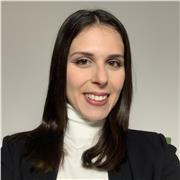 Laureata in Traduzione Specialistica e Interpretariato per le lingue inglese e francese impartisce lezioni in entrambe le lingue